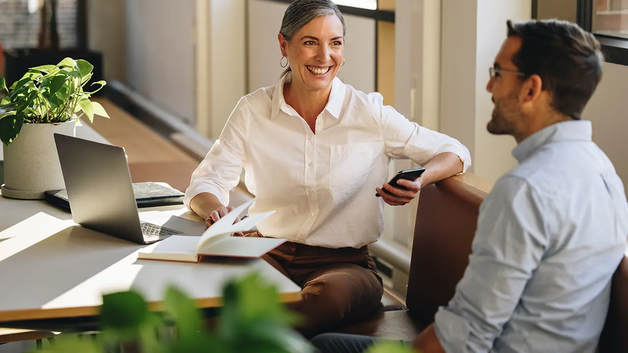 What is the Difference Between a Salesperson and a Broker?